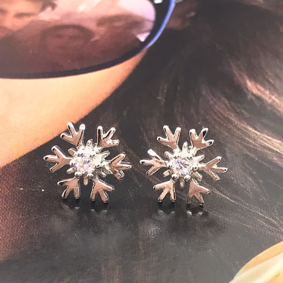 S925 Christmas Snowflake Stud Earrings - Picture 2 of 5